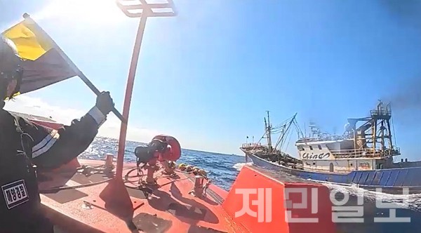 서귀포해경이 지난 15일  마라도 해상에서 허가 없이 어업활동을 하던 271t급 중국 타하망 온령선적 A호를 나포했다.(사진-서귀포해경)