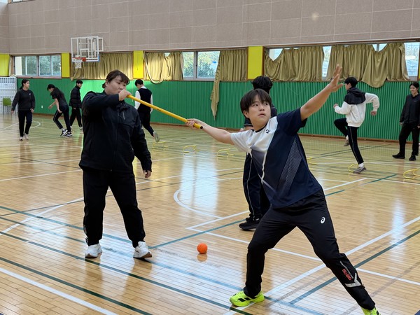 제106회 전국체전에서 우수한 성적을 거둔 서귀포시청 직장운동부 선수단이 청소년 선수들을 대상으로 기술지도를 통한 재능기부를 하고 있다.
