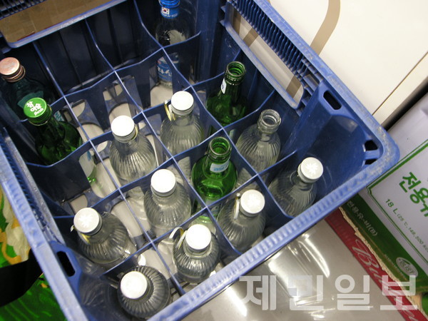 편의점 빈병 보관함에 쌓인 반납용 병들                                 조병관 기자