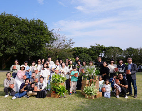 자연과 함께한 황금 묘목 심기. (사진-이니스프리 모음재단)
