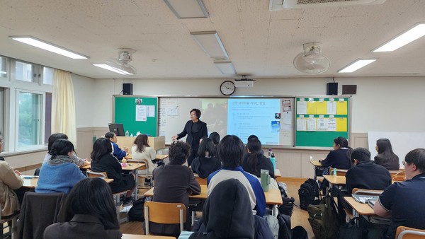 제민일보(대표이사 사장 오홍식)와 제주특별자치도가 공동 주최하는 '2025 찾아가는 청소년 칭찬 아카데미'가 20일 오전 애월고등학교에서 1학년 6반 학생들을 대상으로 열렸다.