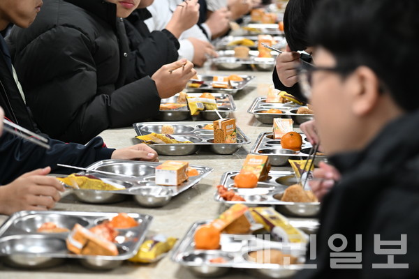 지난해 12월 6일 제주 학교비정규직 노조 총파업이 진행되면서 제주시내 한 중학교에서 학생들이 대체식을 먹었다. 제민일보DB