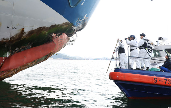 20일 오전 전남 목포시 삼학부두에서 해경과 국과수가 2만6천t급 여객선 퀸제누비아2호에 대한 감식을 하고 있다. (연합뉴스)