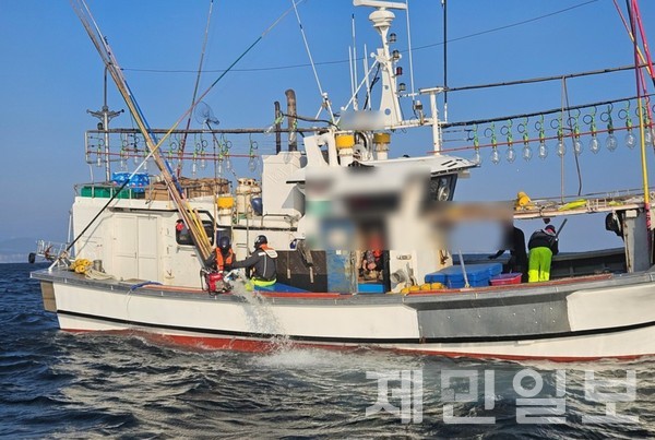 서귀포해경이 가파도 인근 해상서 침수 중인 선박에서 배수작업을 벌이고 있다.(사진-서귀포해양경찰서)