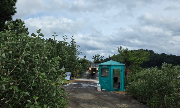 서귀포시가 겨울철 철새 이동이 본격화되면서 외부에서 AI 등 병원체가 유입될 가능성에 대비해 차단방역을 강화하고 있다.