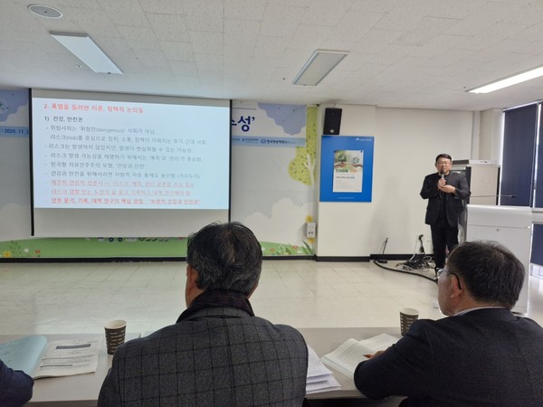 이정원 한국언론학회 이사가 '기후 재난 현장에서 묻는 사람의 안부-인권으로 고찰하는 제주 폭염의 기록'을 주제로 발표하고 있다.