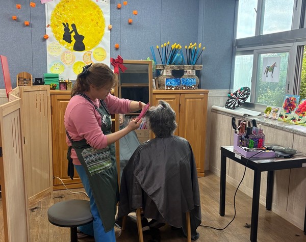 서귀포시 서부보건소가 고령 장애인들을 대상으로 정서적 안정과 사회참여를 돕기 위해 여가·문화 체험 프로그램 '반짝 반짝 마음 산책'을 운영했다. 