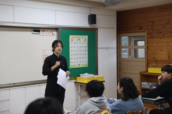 24일 오전 금악초등학교 6학년 17명의 학생들을 대상으로 '2025 찾아가는 청소년 칭찬아카데미'가 열렸다. 