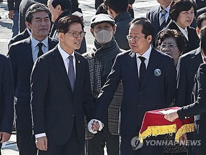 <b>대구</b> 방문 <b>김문수</b>, <b>대선</b> 출마 시사성 발언