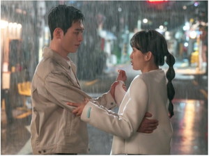 <b>언더커버 하이스쿨</b> "<b>서강준</b>과 <b>진기주</b>, 우산 아래 새로운 감정의 시작"