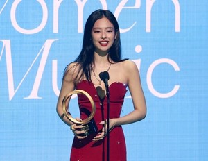 <b>제니</b>, <b>빌보드</b> 위민 인 뮤직에서 <b>글로벌 포스상</b> 수상