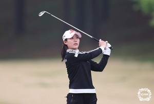 <b>KLPGA 챔피언십</b> 첫날 <b>황유민</b> 선두