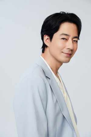 <b>조인성</b>, <b>어린이날</b> 보육원에 따뜻한 <b>선물</b>