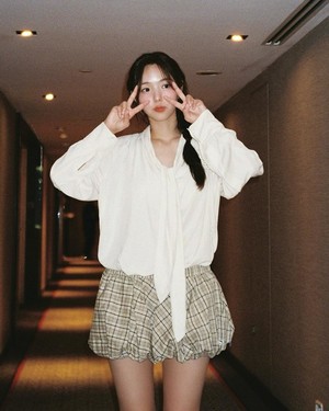 <b>채수빈</b>, 복도에서의 청량한 미소로 봄 감성 전하다