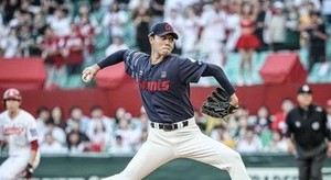 LG 10-0으로 앞서며 롯데 <b>윤성빈</b> 1이닝 <b>9실점</b>
