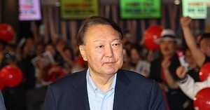 <b>윤석열</b>, <b>부정선거</b> 다큐 관람으로 대선 <b>논란</b> 확대