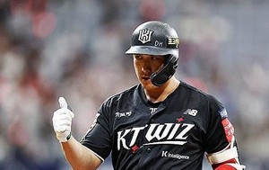 <b>황재균 햄스트링</b> 손상으로 경기 중단