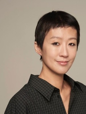 '빨간 옷' <b>홍진경</b>, <b>정치색</b> 논란에 <b>사과</b>