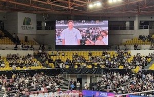 <b>문성민</b>, 국가대표 <b>은퇴</b>식에서 팬들에게 감사의 인사를 전하다