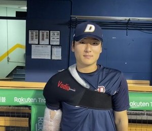 <b>두산 곽빈</b>, 262일 만에 <b>첫 승</b>