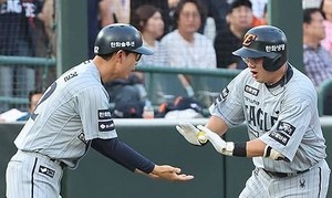 <b>안치홍</b> 결승 <b>홈런</b>으로 한화, 롯데 꺾고 단독 선두