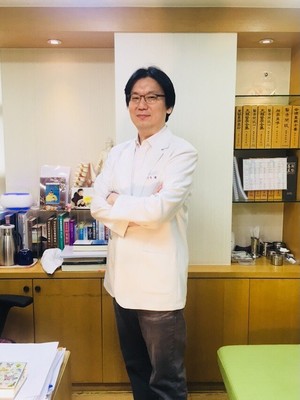 반복되는 손발 물집, 밤마다 심해지는 가려움...'한포진치료'는 겉보다 ... - 뉴스 썸네일 이미지